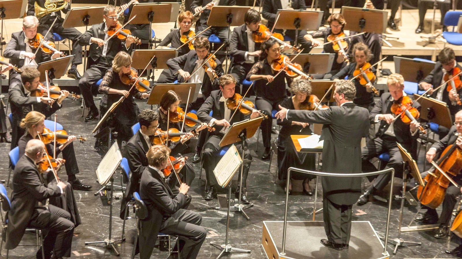 Duisburger Philharmoniker spielen klangprächtigen Strauss