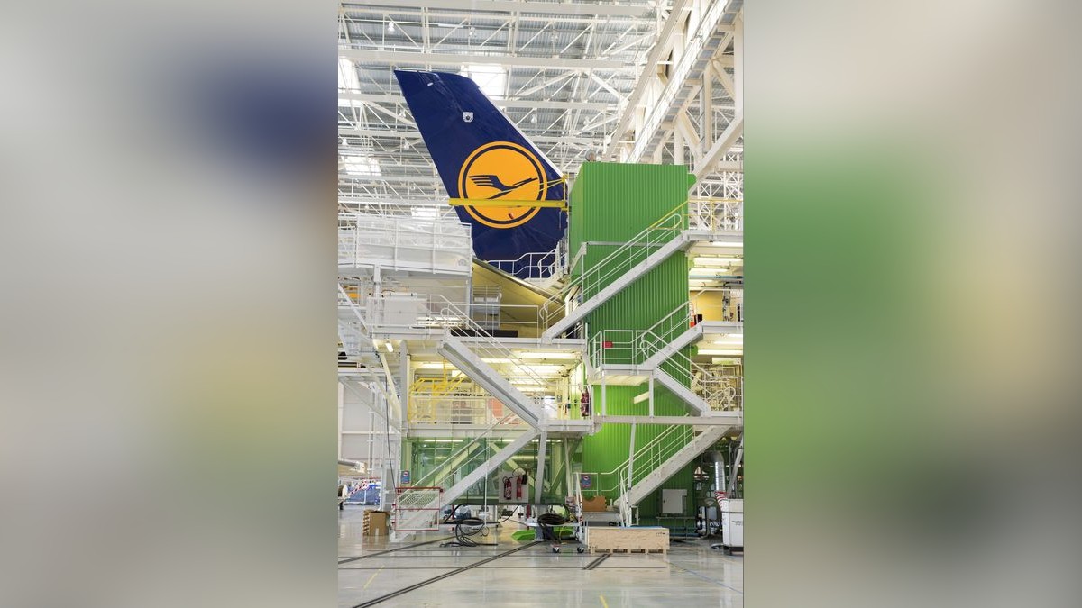 Am Seitenleitwerk des A350 prangt
das Logo der Lufthansa