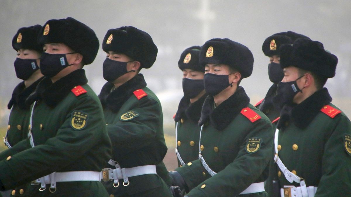 Aufgrund der schlechten Luft marschieren diese chinesischen Polizisten mit Atemmasken.