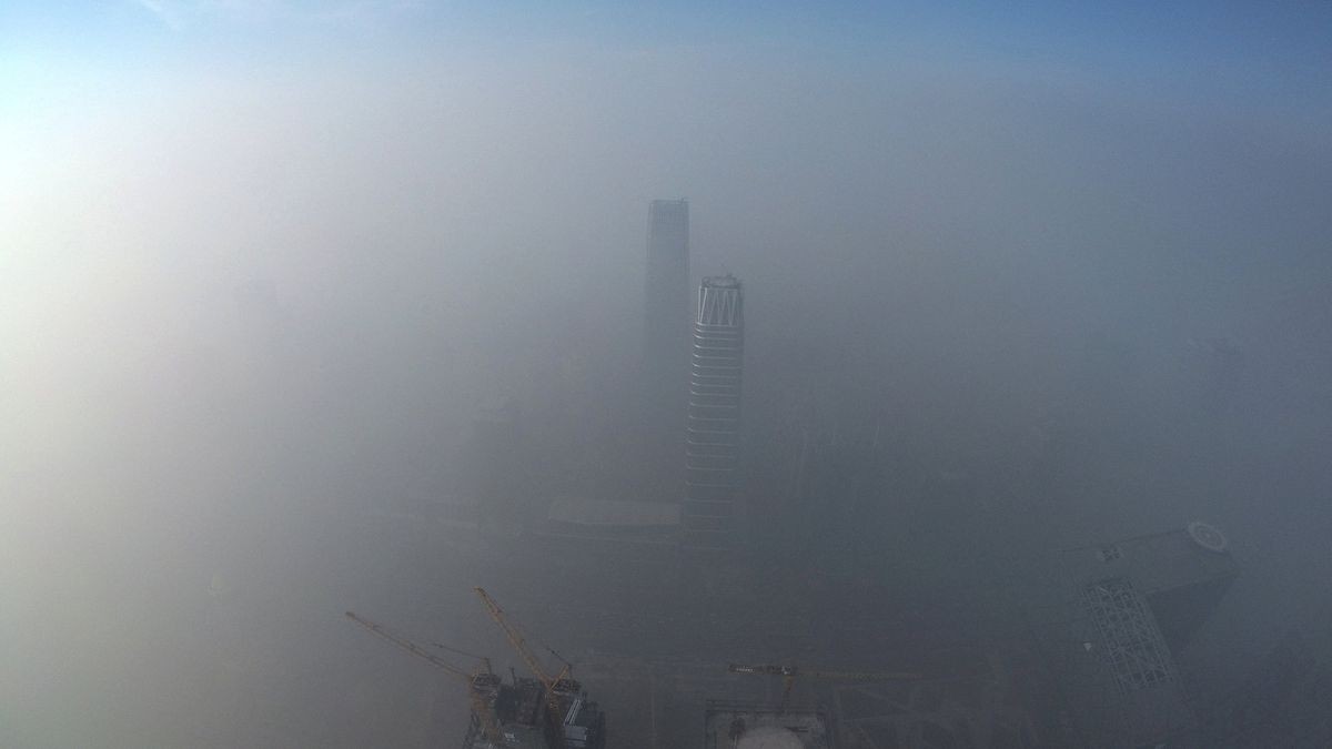 In Peking wurde die zweithöchste Smog-Alarmstufe „Orange“ ausgerufen. Die Stadt ist unter dem Dunst kaum noch zu erkennen.