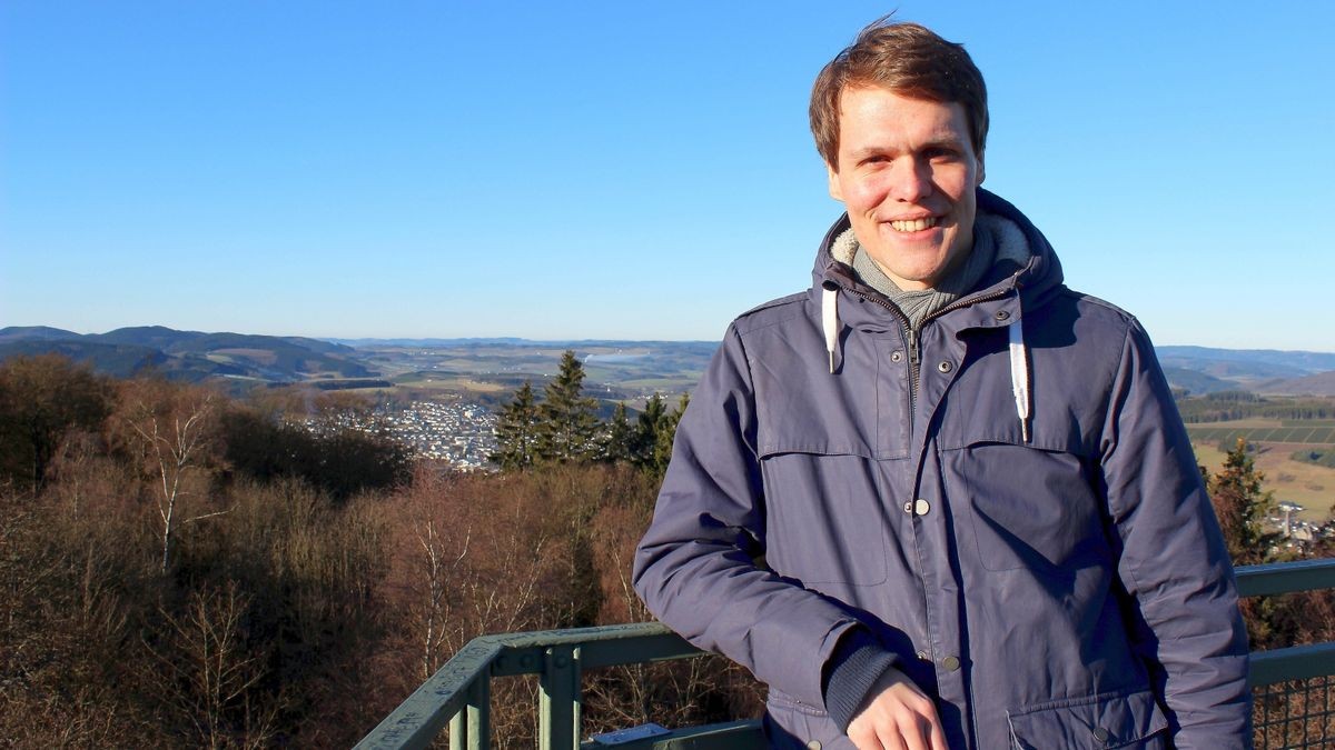 Beim Besuch in der Heimat blickt Dr. Martin Brüggemann vom Wilzenbergturm aus auf Schmallenberg.