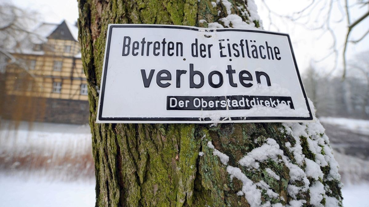 Das Betreten der Eisflächen auf den Teichen bleibt verboten