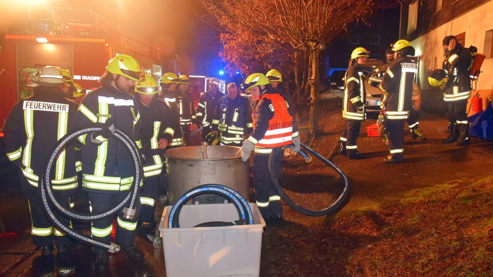 Mehr als 1000 Liter Heizöl laufen in Mehrfamilienhaus aus