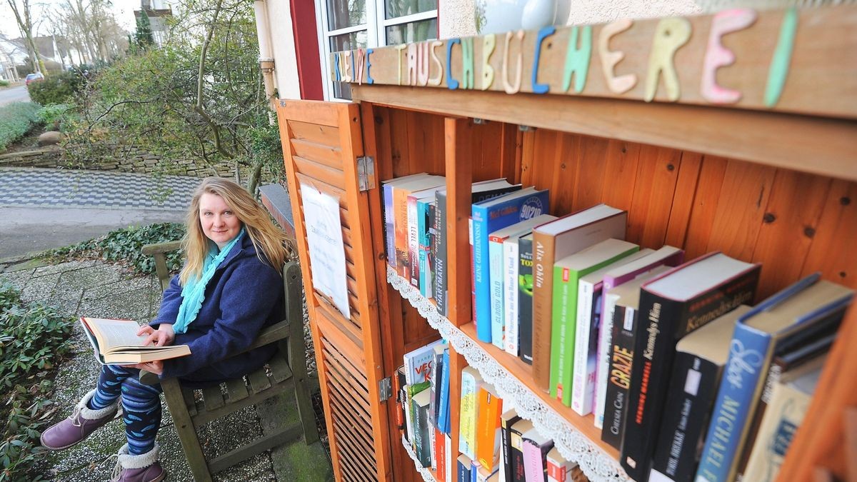 Mülheimerin hat eigenen Bücherschrank im