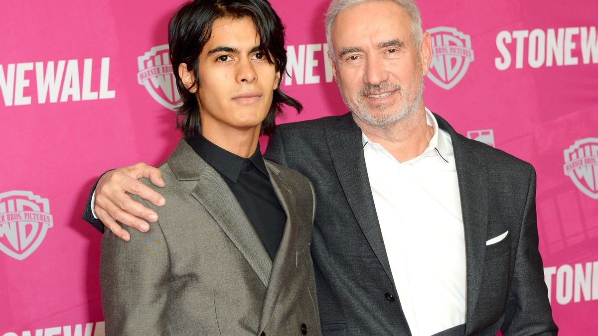 Er hat „Ja“ gesagt: Roland Emmerich (r.) hat seinen langjährigen Freund Omar de Soto geheiratet. Gefeiert wurde am 22. Juli in Los Angeles.