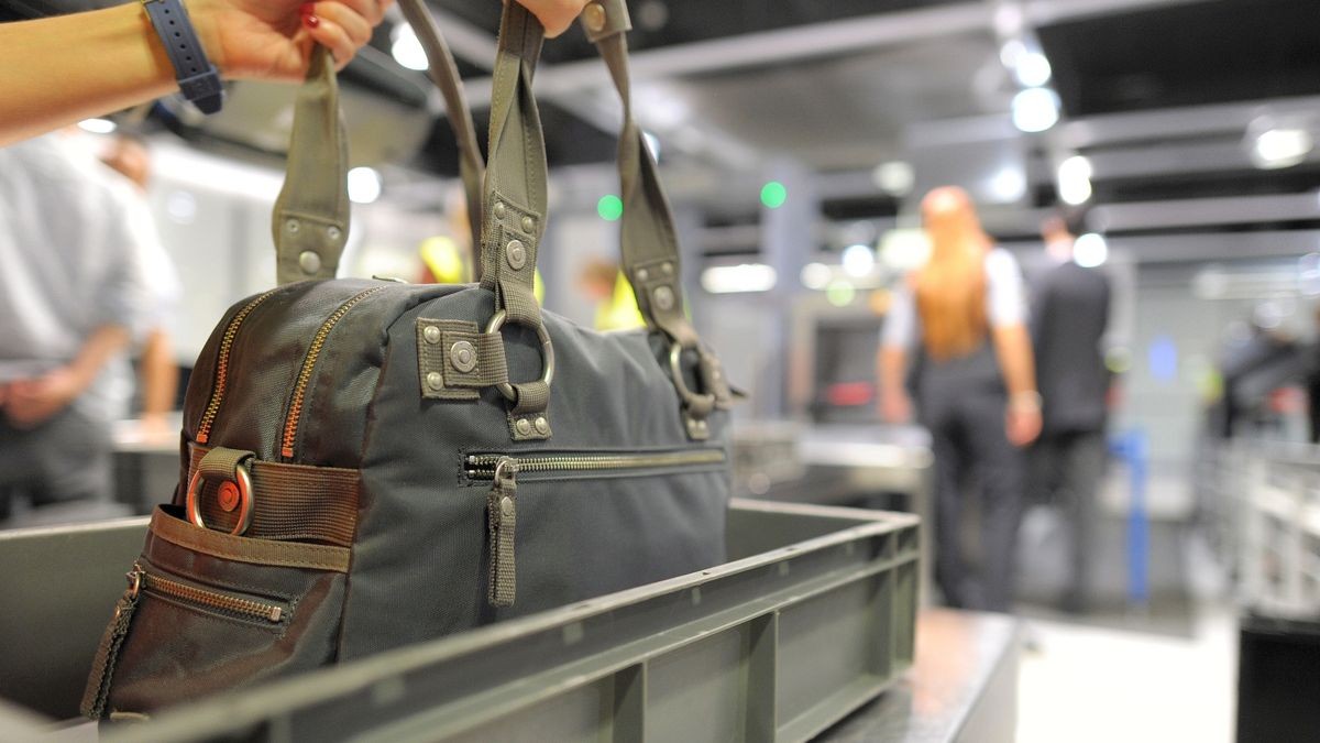 Was darf rein? Kontrolle des Handgepäcks vor dem Einchecken am Flughafen. 