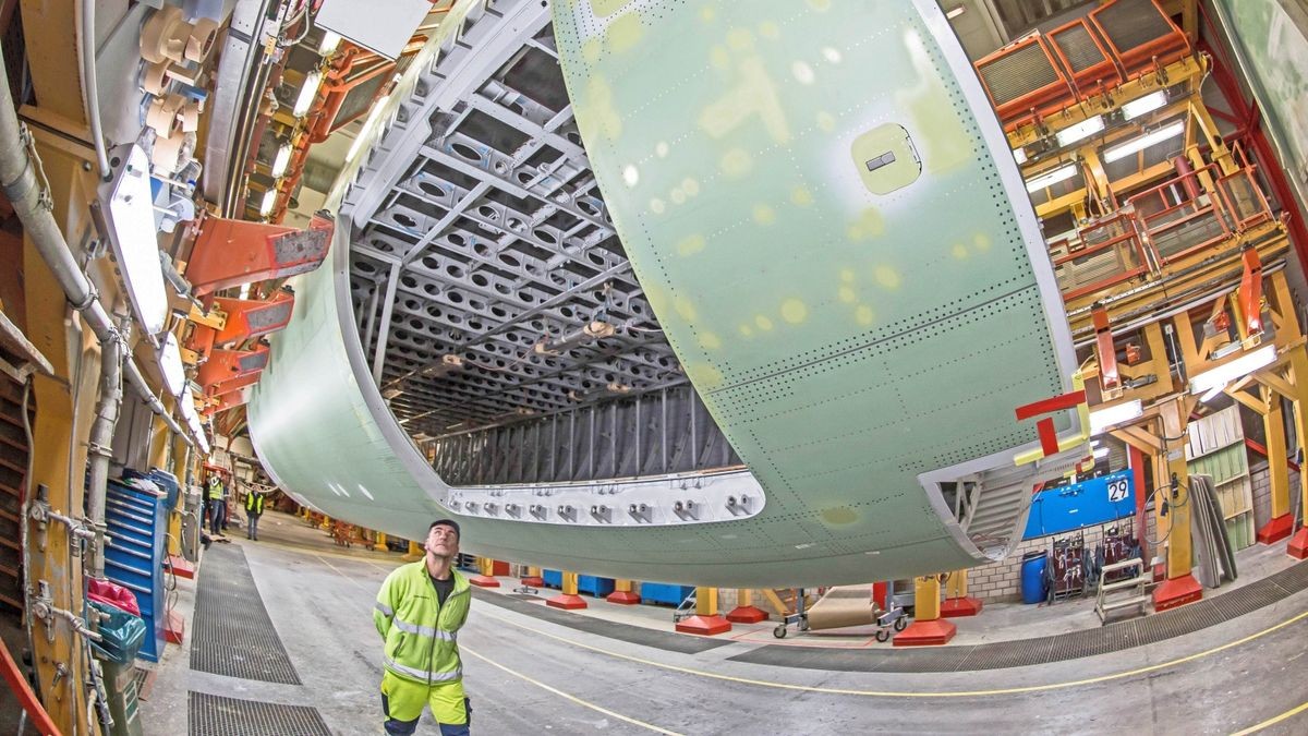 Mitarbeiter der Takt Crew beim Transport einer Rumpfsektion für den A330