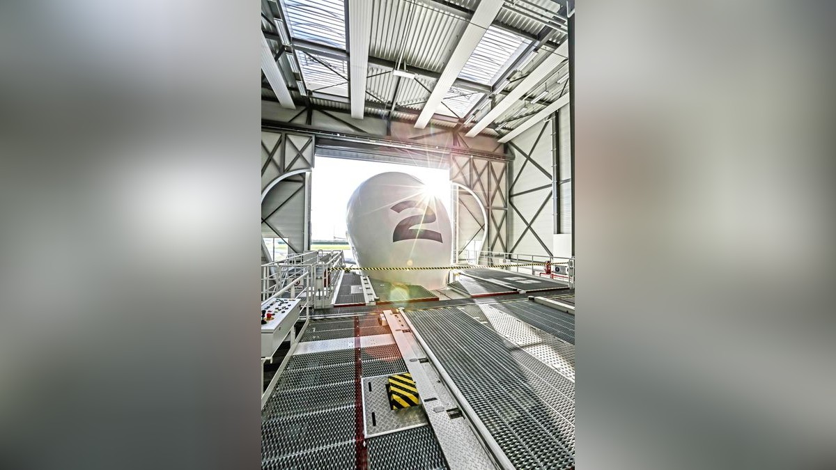 Das Transportflugzeug Beluga steht voll beladen in der Halle