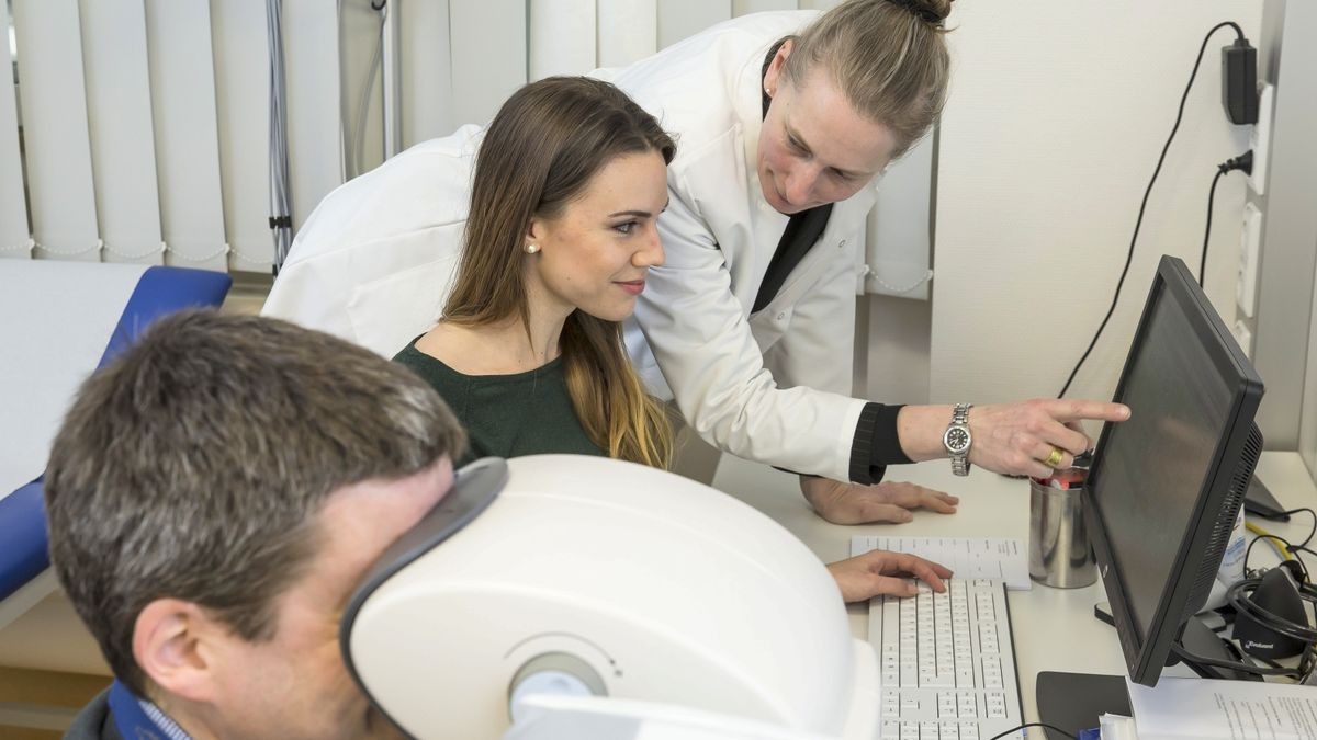 Ärztin Regina Loibl (r.) und Assistentin Marlena Noack bei einem Sehtest