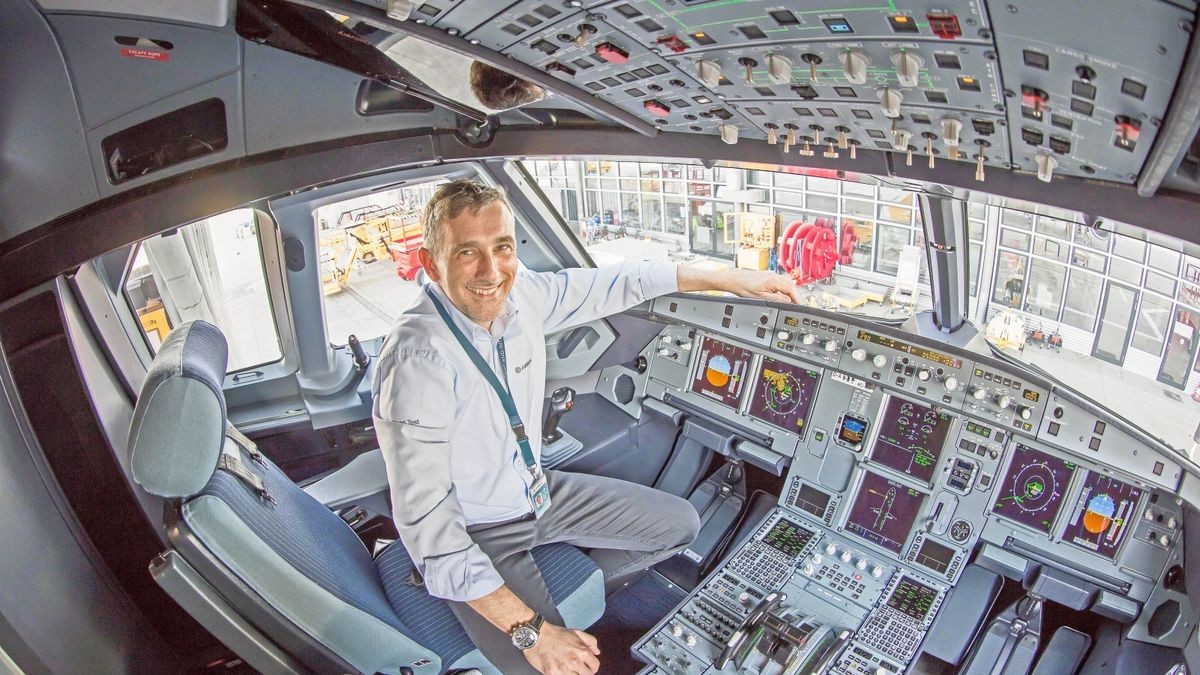 Testpilot Thomas Heidemann im Cockpit eines A 320