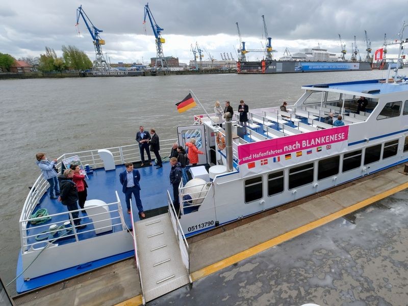 Erste Fahrt der neuen Fähre von St. Pauli nach Blankenese