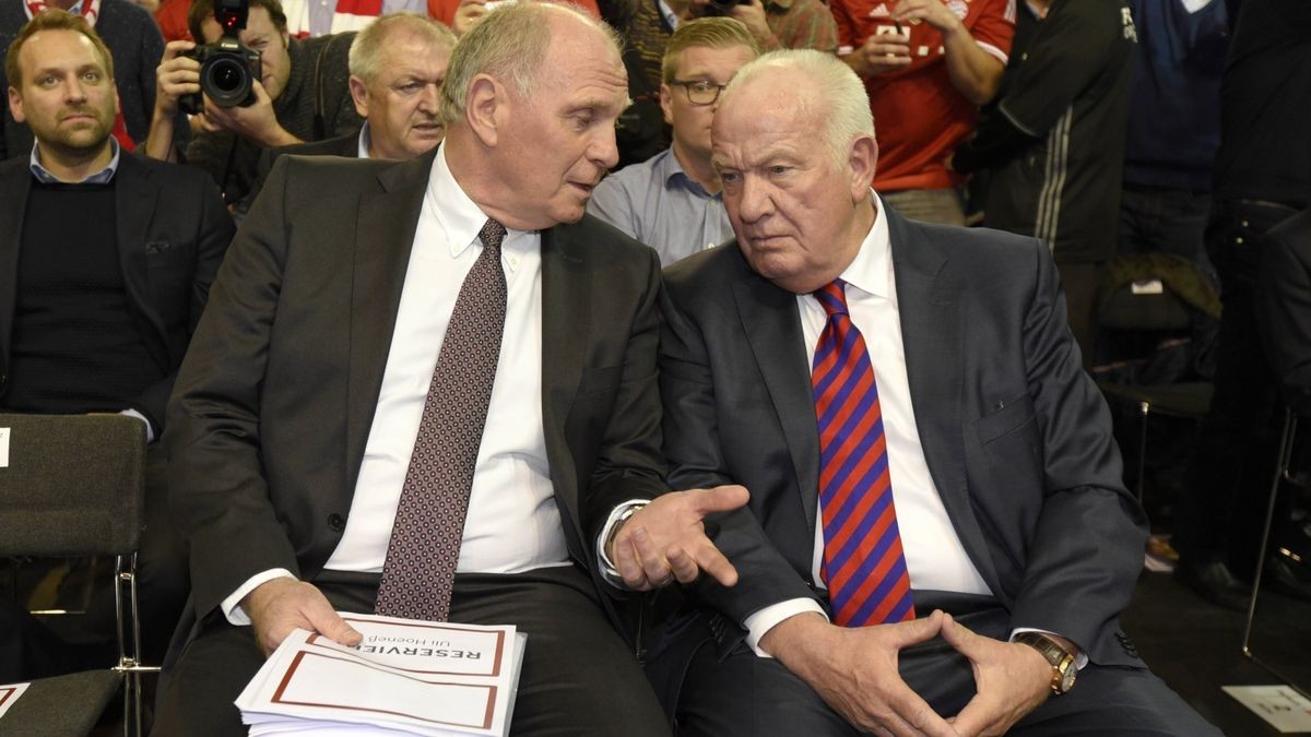 Man sieht sofort: Die zwei gehen vertraut miteinander um. Uli Hoeneß mit Walter Mennekes bei der Wahl 2016.