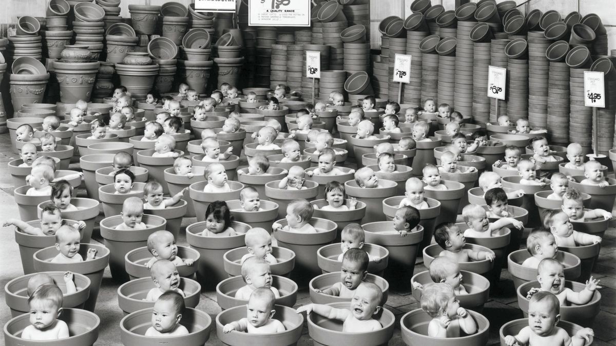 Auch die sechs bis sieben Monate alten Babys aus Auckland sind in dem 238 Seiten starken Bildband zu sehen. Die schwarz-weiß-Fotografie mit dem Titel „123 Pots,” entstand im Jahr 1992 in Auckland (Australien).