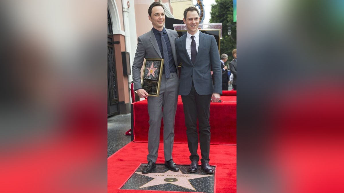 Jim Parsons (l.), bekannt aus der Comedyserie „The Big Bang Theory“, hat seinen langjährigen Partner im Mai geheiratet. Der US-Schauspieler („Hidden Figures“) und der Grafikdesigner Todd Spiewak sind bereits seit 14 Jahren ein Paar. 