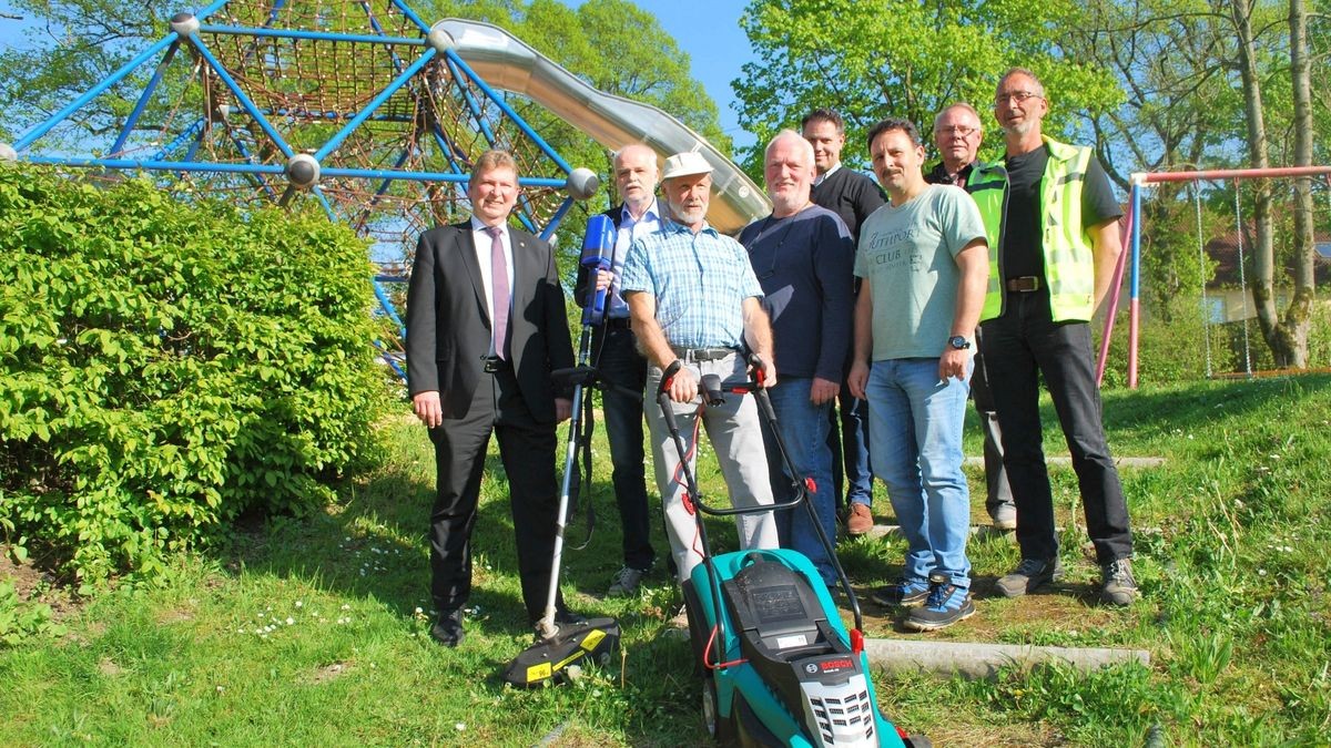 Engagierte Nachbarn übernehmen Grünpflege am Spielplatz Loh