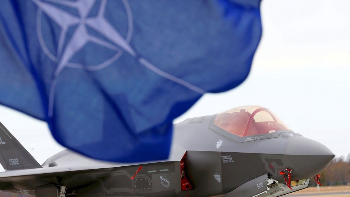 Die Nato-Flagge vor einer F-35A Lightning der US Air Force.