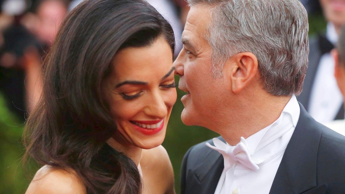 Die Zwillinge sind da! US-Schauspieler George Clooney und seine Frau Amal sind im Juni Eltern von Ella und Alexander geworden. Gezeigt haben sie sie bislang übrigens nicht.