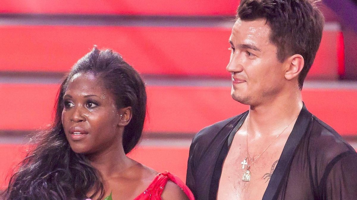 Motsi Mabuse hat im Juni ihren Freund Evgenij Voznyuk geheiratet. Die „Let` Dance“-Jurorin trägt nun einen Doppelnamen – sie hat den Nachnamen des Profi-Tänzers angenommen. In der Öffentlichkeit wird sie aber weiterhin nur Mabuse heißen. 