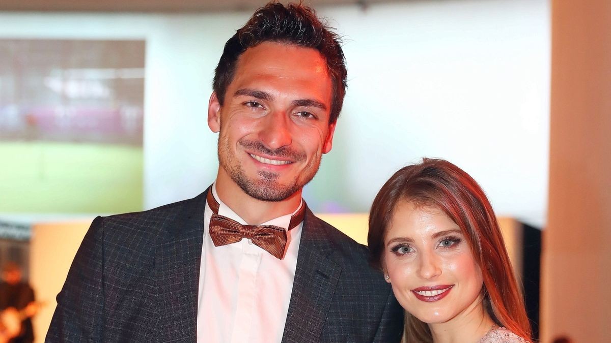 Fußball-Weltmeister Mats Hummels und seine Ehefrau Cathy werden Eltern. „Die ersten drei Monate sind geschafft und ich bin sehr glücklich mitteilen zu dürfen, dass im Hause Hummels ein kleiner Nachfolger unterwegs ist“, schrieb die Spielerfrau im Juli in einem sozialen Netzwerk. 