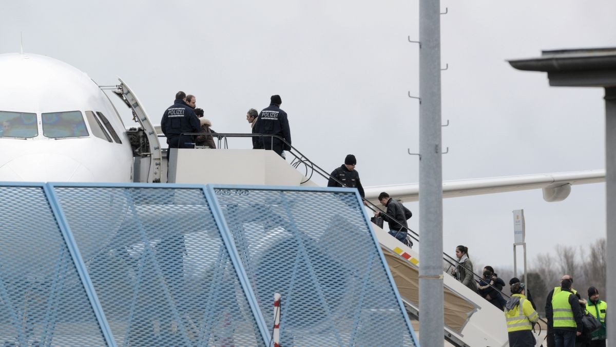 Abgelehnte Asylbewerber steigen im Rahmen einer Sammelabschiebung in ein Flugzeug.