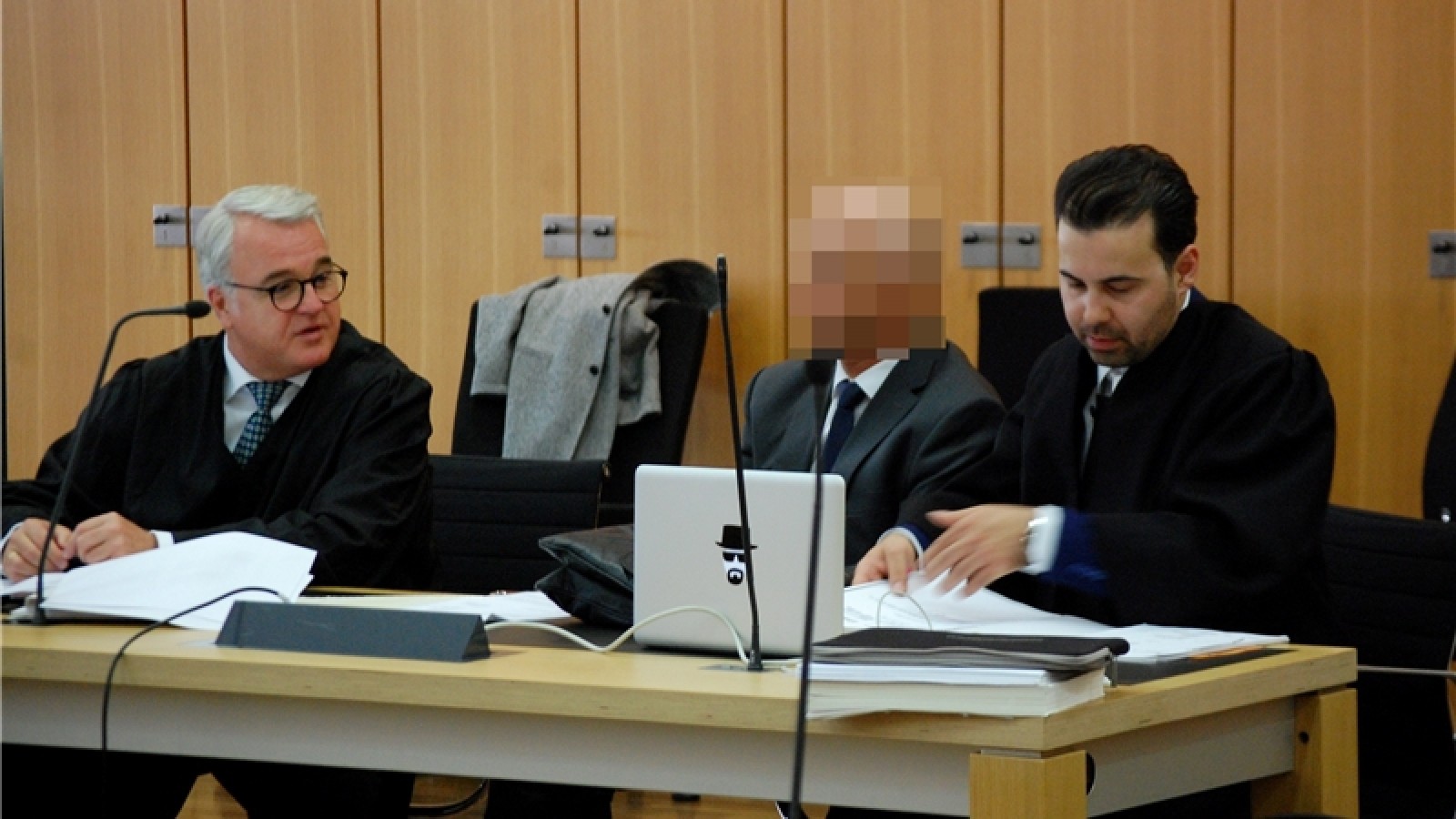 Chirurg erinnert sich an wenig, aber kritisiert die Ermittler