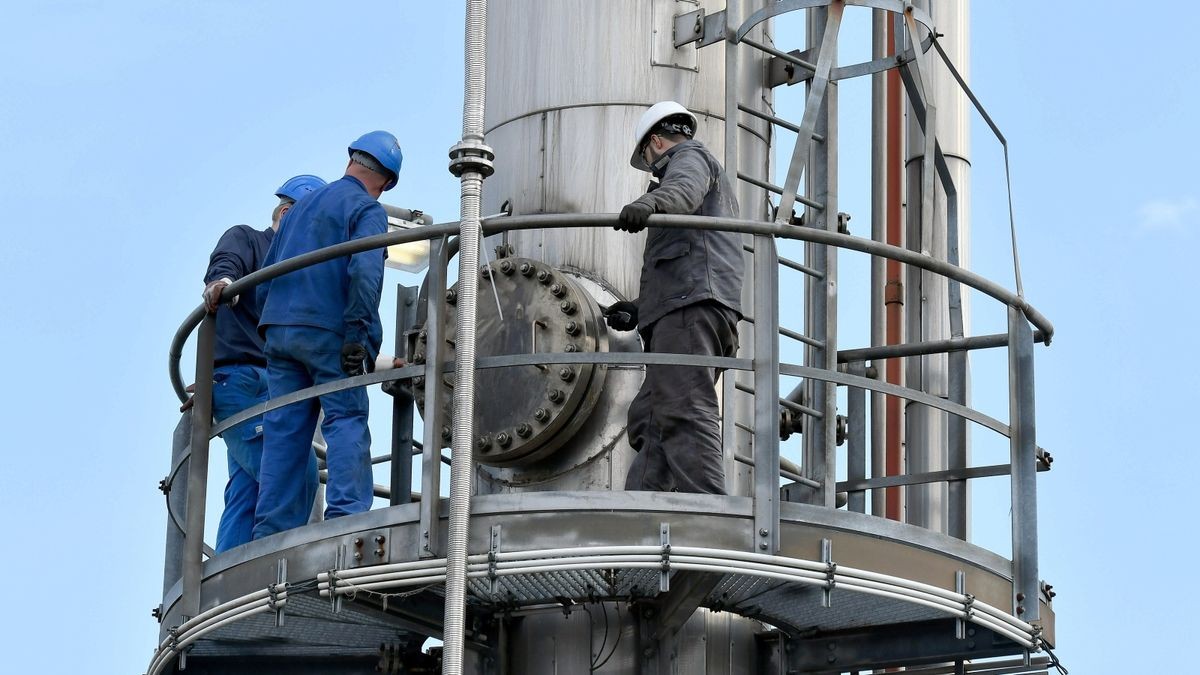 Hoch oben auf den Kolonnen prüft der TÜV Wandstärken, Dichtungen und Technik im Zuge der Revisionsarbeiten.