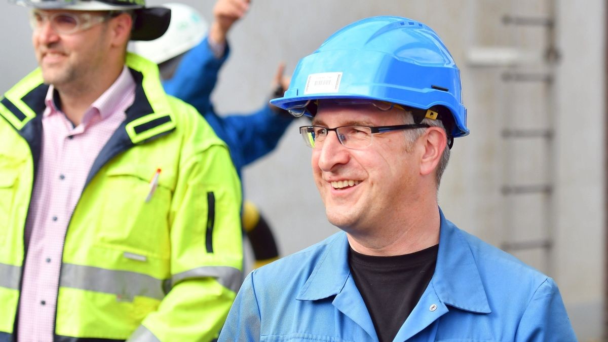 Betriebsingenieur Olaf Stommel (rechts) leitet die Revision bei der Firma Arsol Aromatics .Als gelernter Schlosser Unter Tage hat er Verfahrenstechnik studiert, mit Schwerpunkt Umwelttechnik