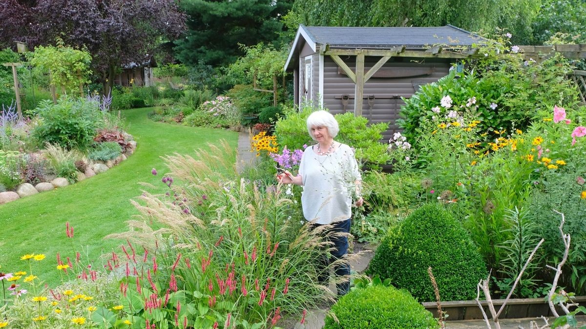 Helga Meyer in ihrem gut 1100 Quadratmeter großen Garten in Hamburg-Bergedorf