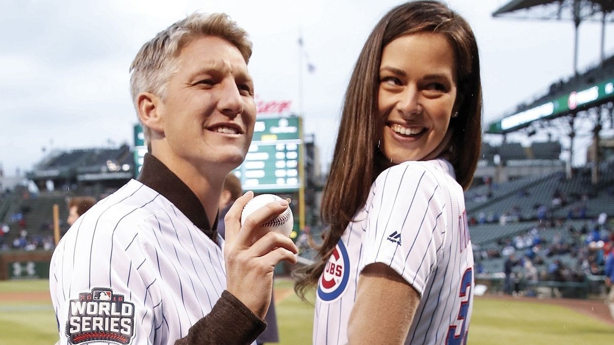 Bastian Schweinsteiger und die ehemalige Tennisspielerin Ana Ivanovic könnten glücklicher kaum sein: Die beiden erwarten ihr erstes Kind.