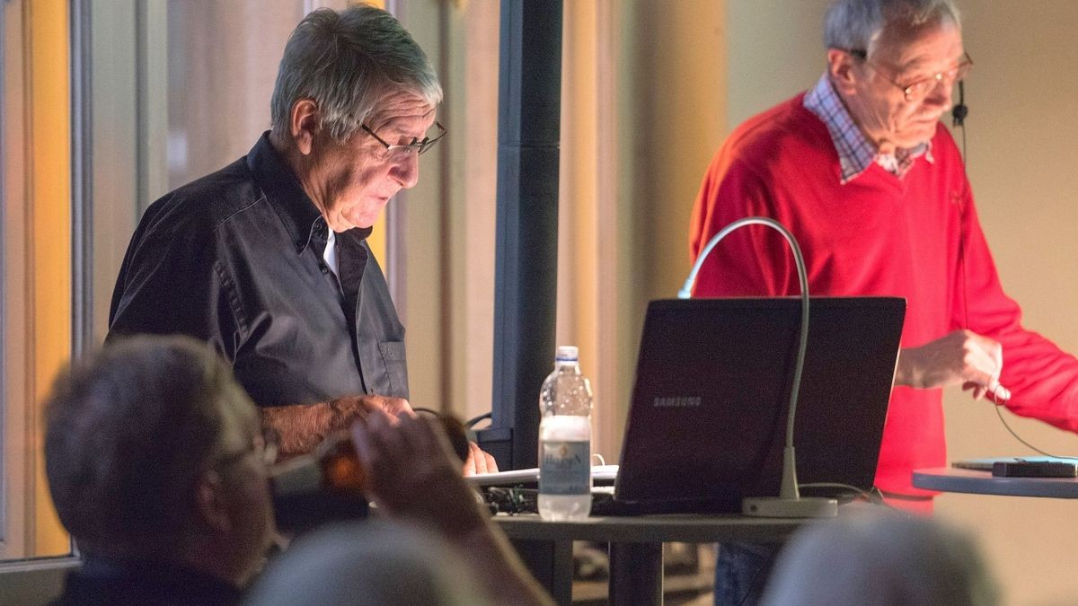 Die Historiker Dirk Lachmann (l.)und Uwe Berger bei ihrem Vortrag im Homberger Kultur- und Freizeitzentrum.