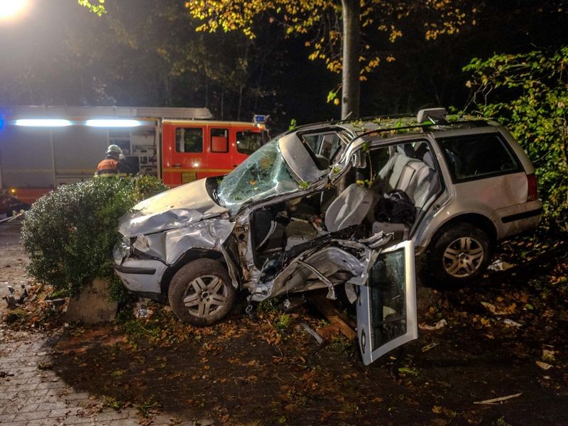 Golf überschlägt sich mehrfach und schleudert in