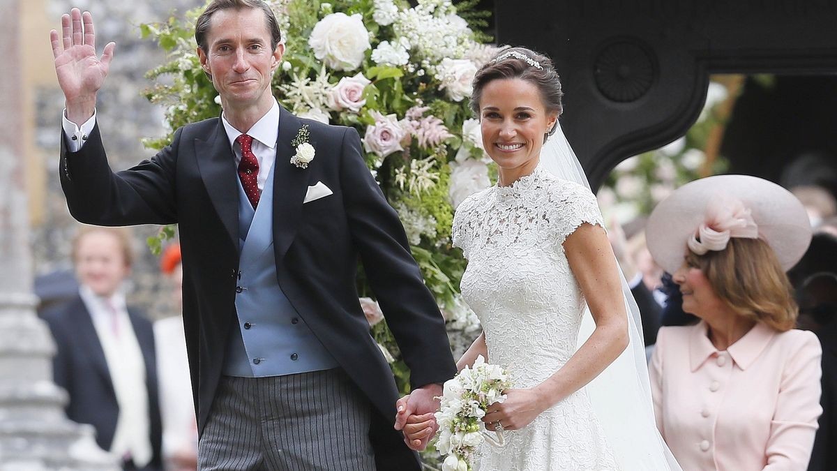 Pippa Middleton – die kleine Schwester der britischen Herzogin Kate – und ihr Ehemann James Matthews kurz nach ihrer Hochzeit am 20. Mai in der St. Mark's Kirche in Englefield (Großbritannien).