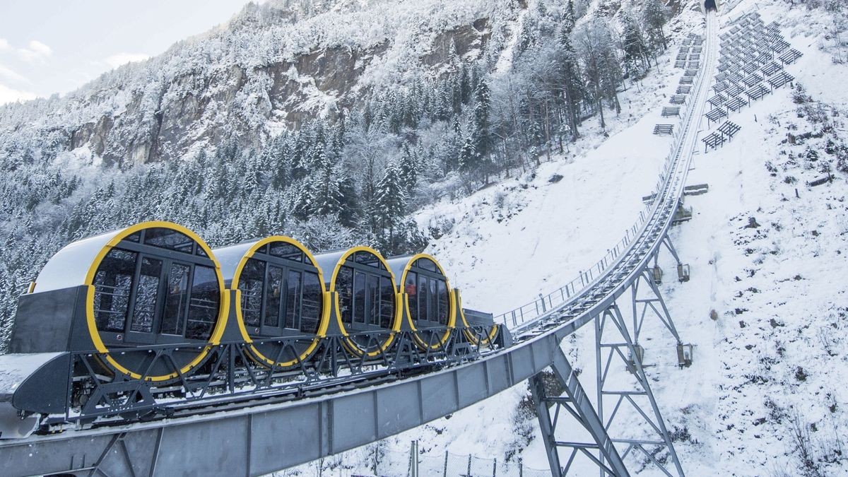 Die „Stoos Bahn“ soll die steilste Standseilbahn der Welt sein.