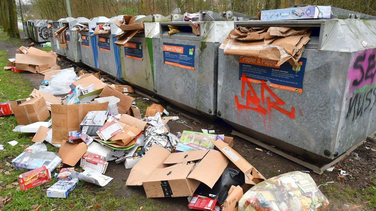 öffentliche Altpapiercontainer In Der Nähe Sammelcontainer quellen über
