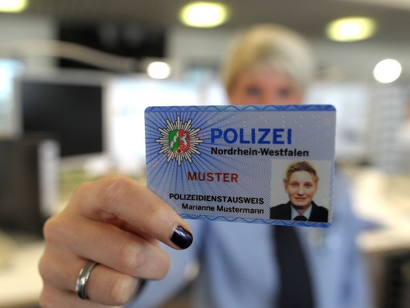Ausweis Verloren Polizei Online Melden So erkennen Sie den echten Dienstausweis der Polizei