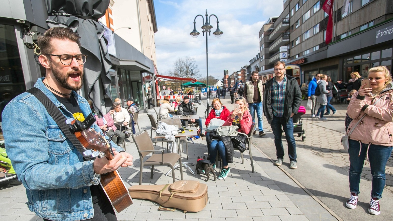 Händler gestalten ein Frühlingsfest