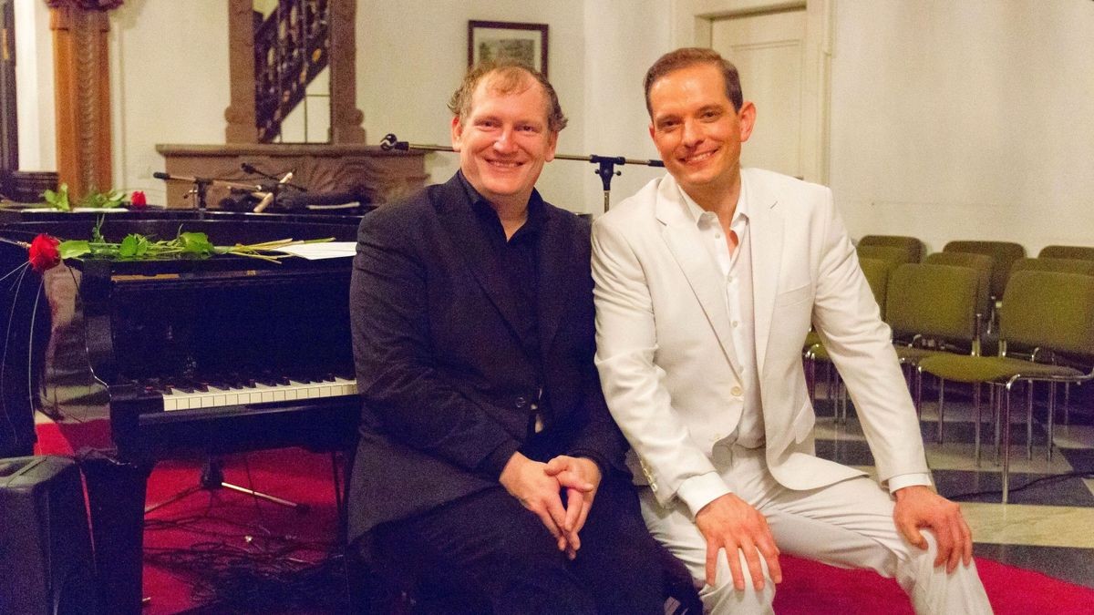 David Harrington und Götz Östlind (von links) spielen im Berleburger Schloss einen Spannungsbogen von Brahms bis Strauss, von Swing bis Rock'n'Roll.