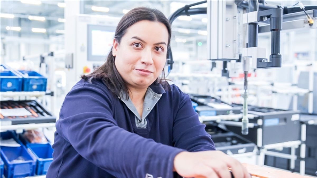 Emine Tutar hat sich hochgearbeitet. Inzwischen hantiert sie in der Batteriesystem-Fertigung mit bis zu 316 Volt. Emine Tutar hat sich hochgearbeitet. Inzwischen hantiert sie in der Batteriesystem-Fertigung mit bis zu 316 Volt.
