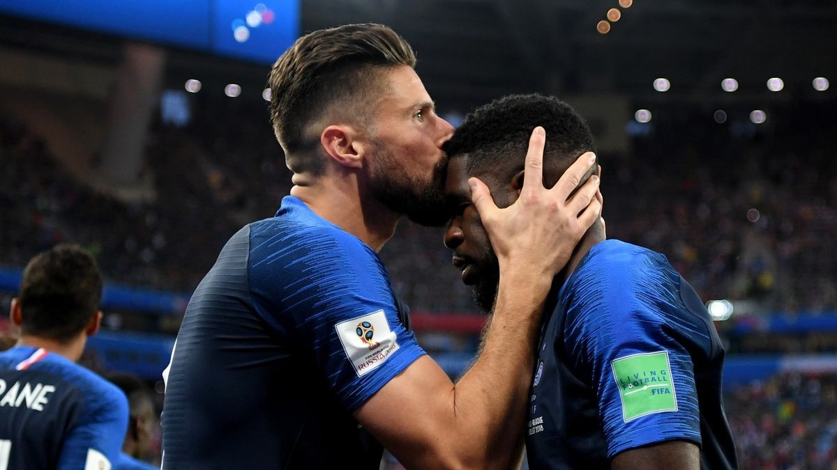 Ein Kuss für den Torschützen: Frankreichs Olivier Giroud (l.) herzt Torschütze Samuel Umtiti.