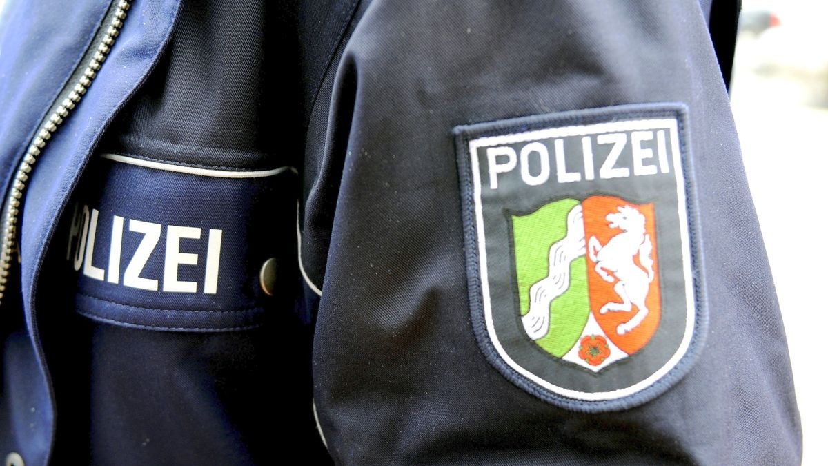 Einer der Polizisten, der auf einen jüdischen Professor eingeschlagen haben soll, hat zuvor rechtsextreme Äußerungen verbreitet.