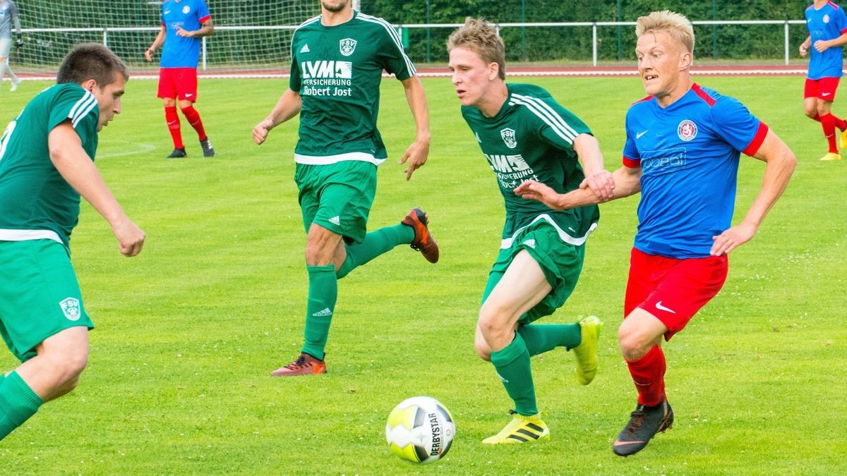 Max Schröder (am Ball) soll über die rechte Außenbahn kommen.