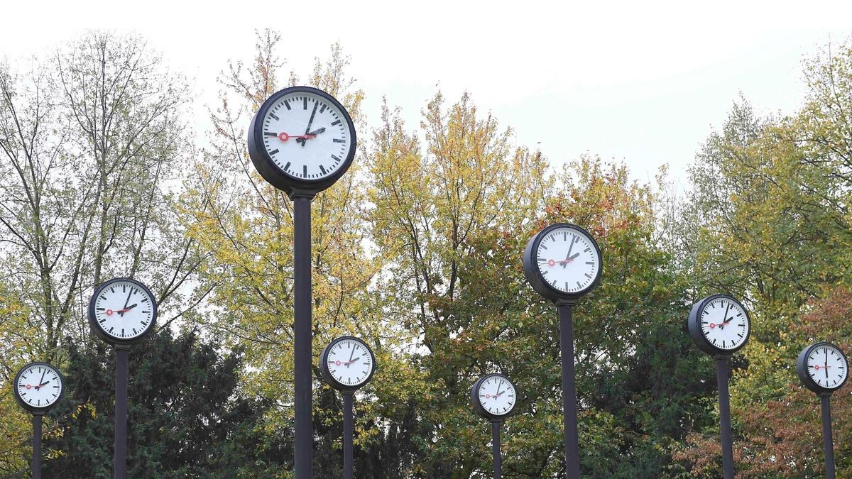 25.10.2018, Nordrhein-Westfalen, Düsseldorf: Zeitumstellung 2018 auf Winterzeit Alle Jahre wieder die gleiche Prozedur. Am letzten Wochenende im Oktober werden die Uhren umgestellt. Dann wird die Sommerzeit auf die Winterzeit umgestellt. Foto: Revierfoto Foto: Revierfoto/Revierfoto/dpa [ Rechtehinweis: picture alliance/Revierfoto/Revierfoto/dpa ]