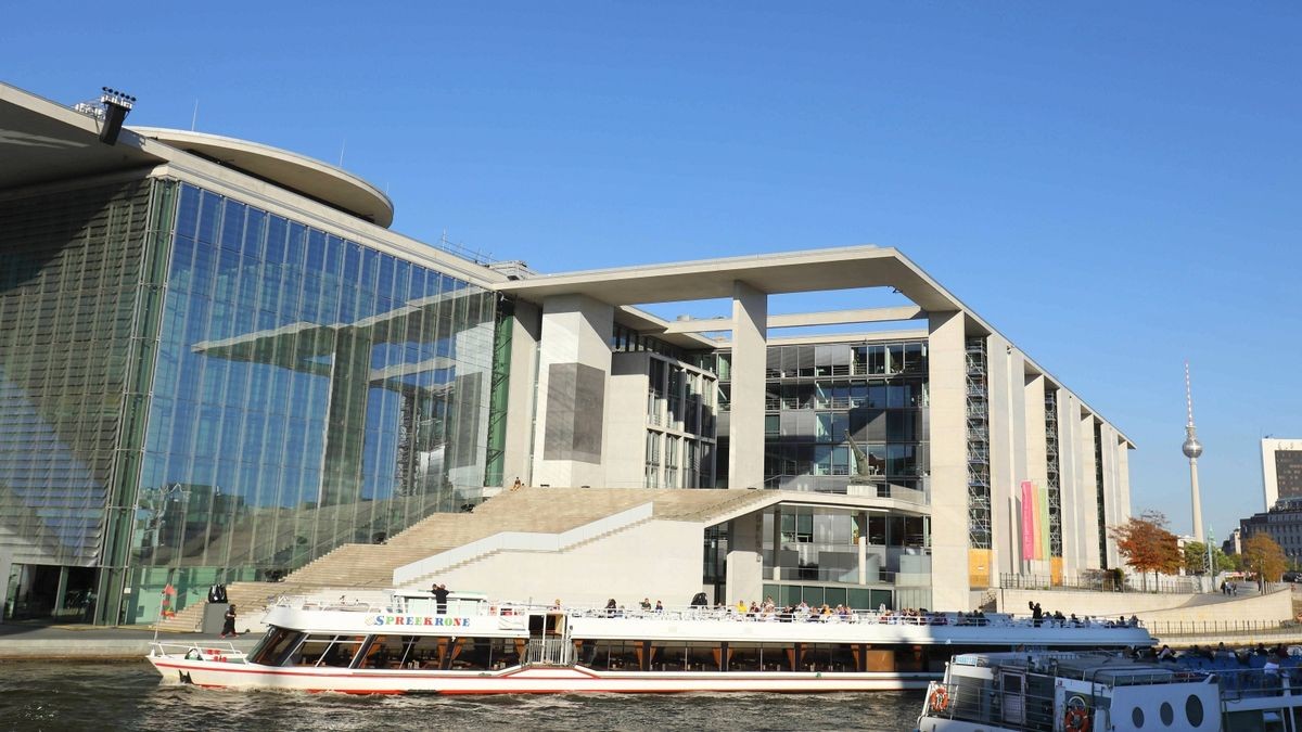 Im Marie-Elisabeth-Lüders-Haus sind zum Beispiel ein großer Sitzungssaal und die Parlamentsbibliothek untergebracht. Der Bau soll erweitert werden – doch der Neubau stockt seit Jahren. 