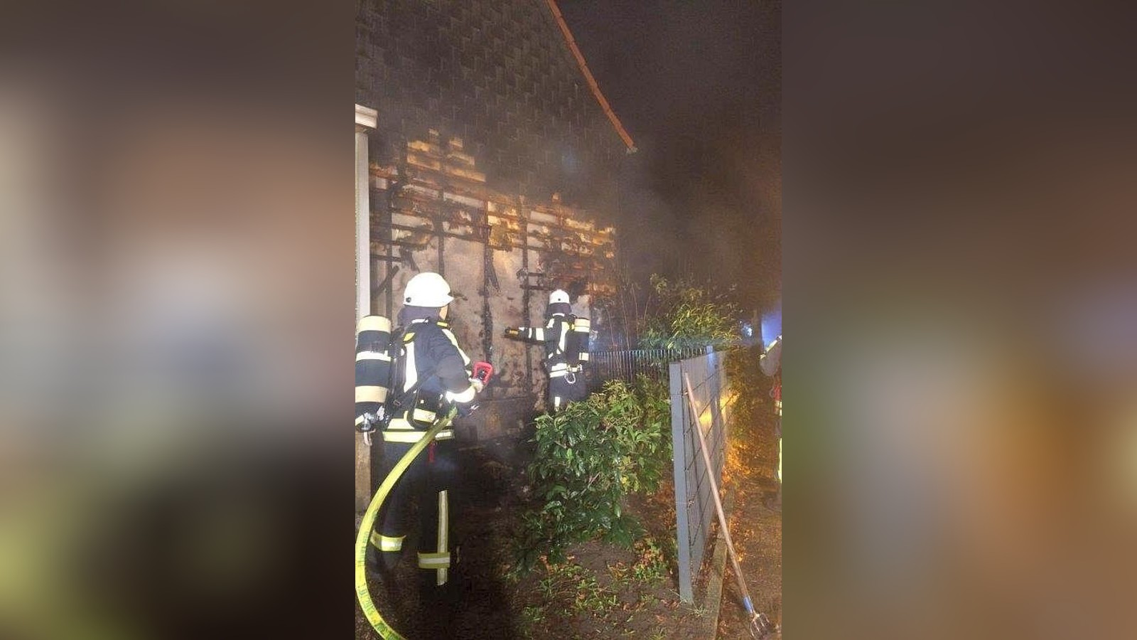 Feuerwehr löscht Kindergarten-Fassade in Hattingen