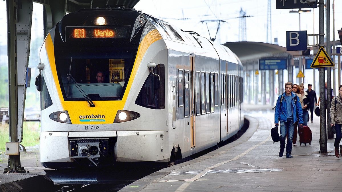 17. Juli 2017, Hagen. Der Hagener Hauptbahnhof ist bis 30. August wegen eines Stellwerksumbau in Wuppertal sechs Wochen ohne ICE-Anschluss. Der Wuppertaler Bahnhof ist komplett gesperrt. Der Regionalexpress RE 13 vom Bahnbetreiber Eurobahn. WP-Foto: Michael Kleinrensing