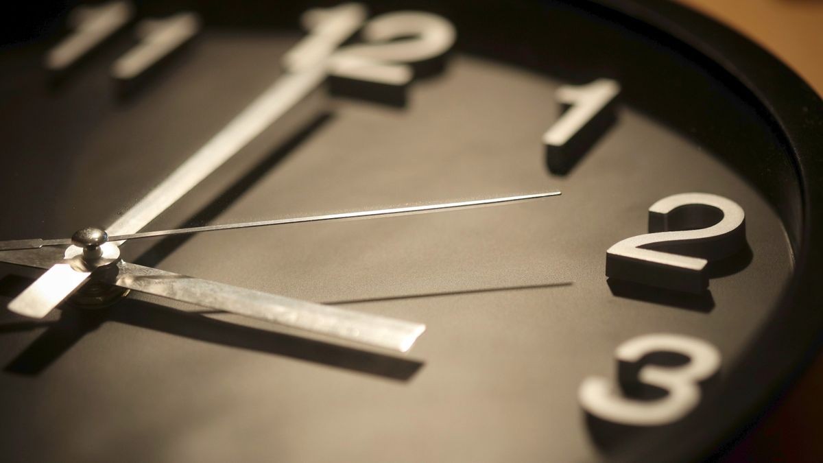 Das Ziffernblatt einer Wanduhr. Ob die Abschaffung des jährlichen Wechsels von Sommer- auf Winterzeit bald in Angriff genommen wird, darüber debattieren derzeit die Verkehrsminister der EU in Brüssel.