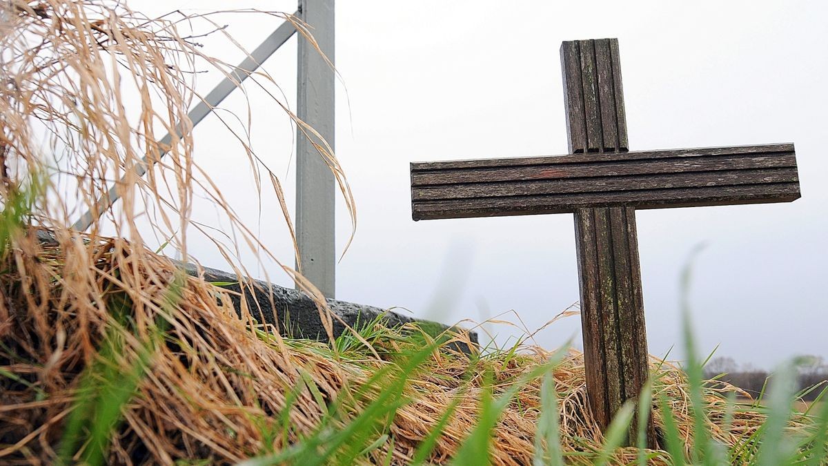 Am Strommasten in den Schwitter Felder verbrannten am 27. Januar 1989 Marion Hesse und ihr Söhnchen Tim, wo zuvor bereits eine Motorradfahrerin ums Leben gekommen war. An diese Frau erinnert das Holzkreuz, das bis heute an dem Masten steht. Die Ermittler glauben nicht, dass die Hesse-Mörder diesen Ort zufällig auswählten.