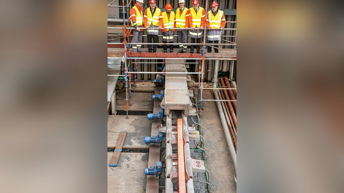 Drei ArcelorMittal-Manager, zwei Politiker und ein Stück glühender Stahl. Lutz Bandusch, Umweltsenator Jens Kerstan, Augustine Kochuparampil, Uwe Braun, Wirtschaftssenator Michael Westhagemann (v.l.).