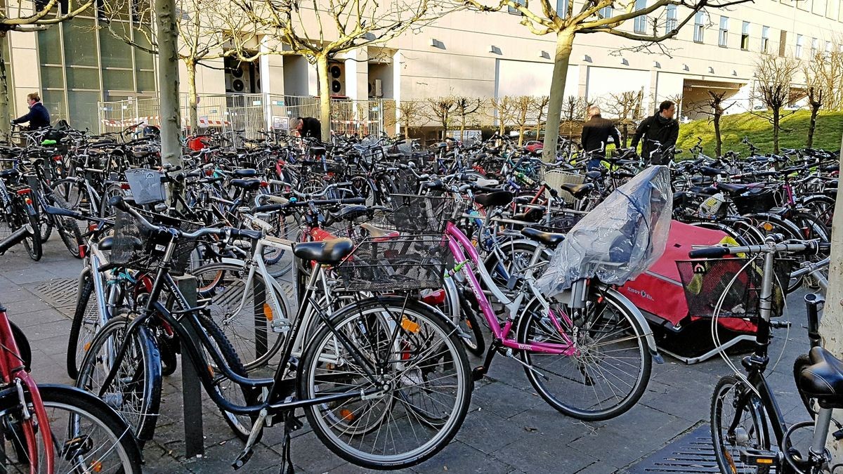 Bahnhof Spandau: Das lange Ringen um mehr Fahrradstellplätze