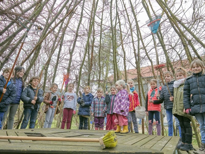 ClarenbachSchüler bringen ihren Garten auf Vordermann